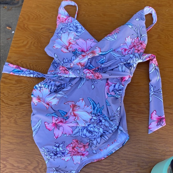 Maternity swimsuit - Picture 1 of 2